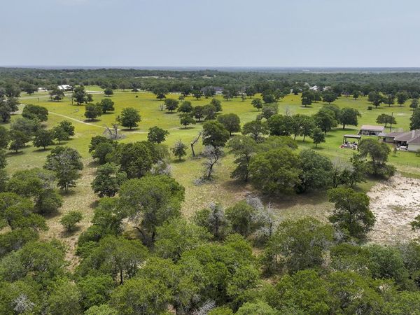 222 Flash Circle, Luling, TX 78648
