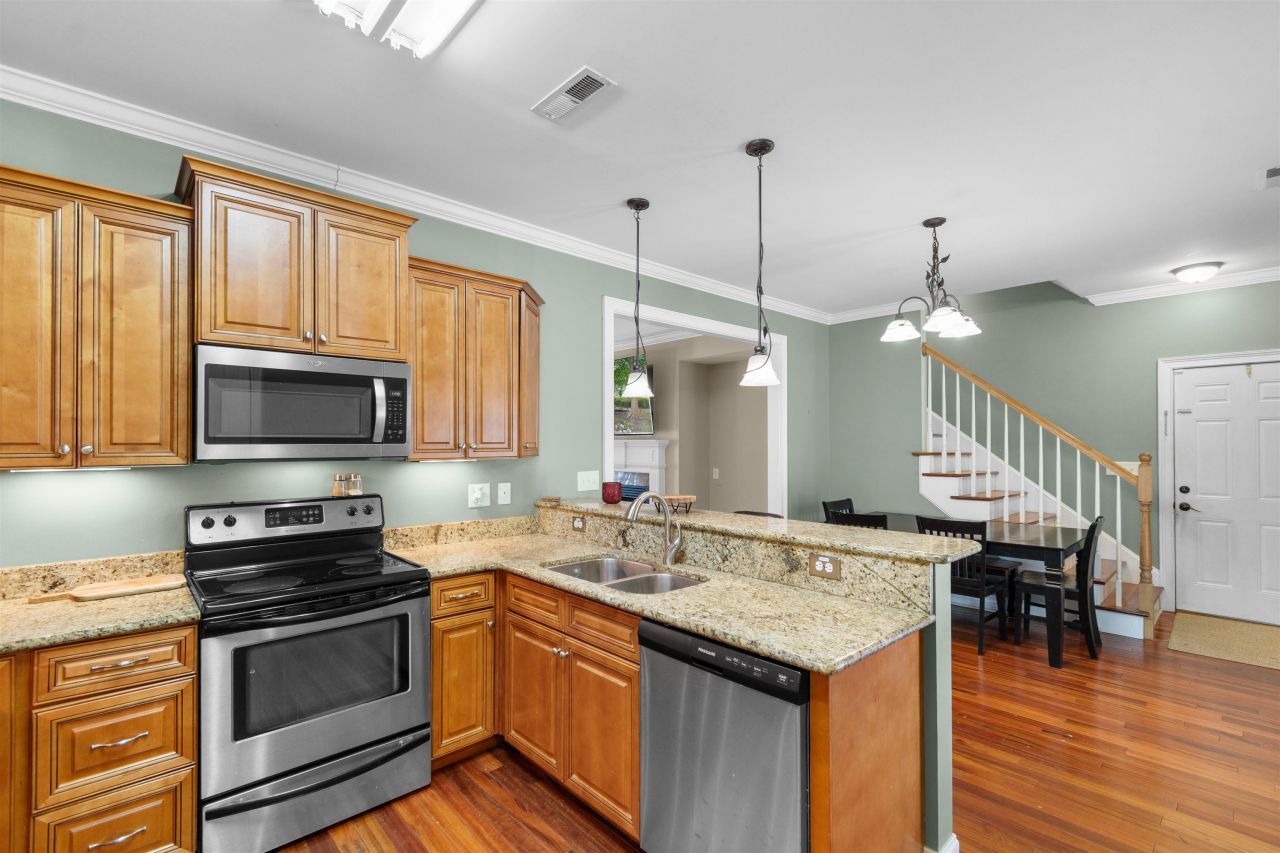 2347 Devine St. Photo 10