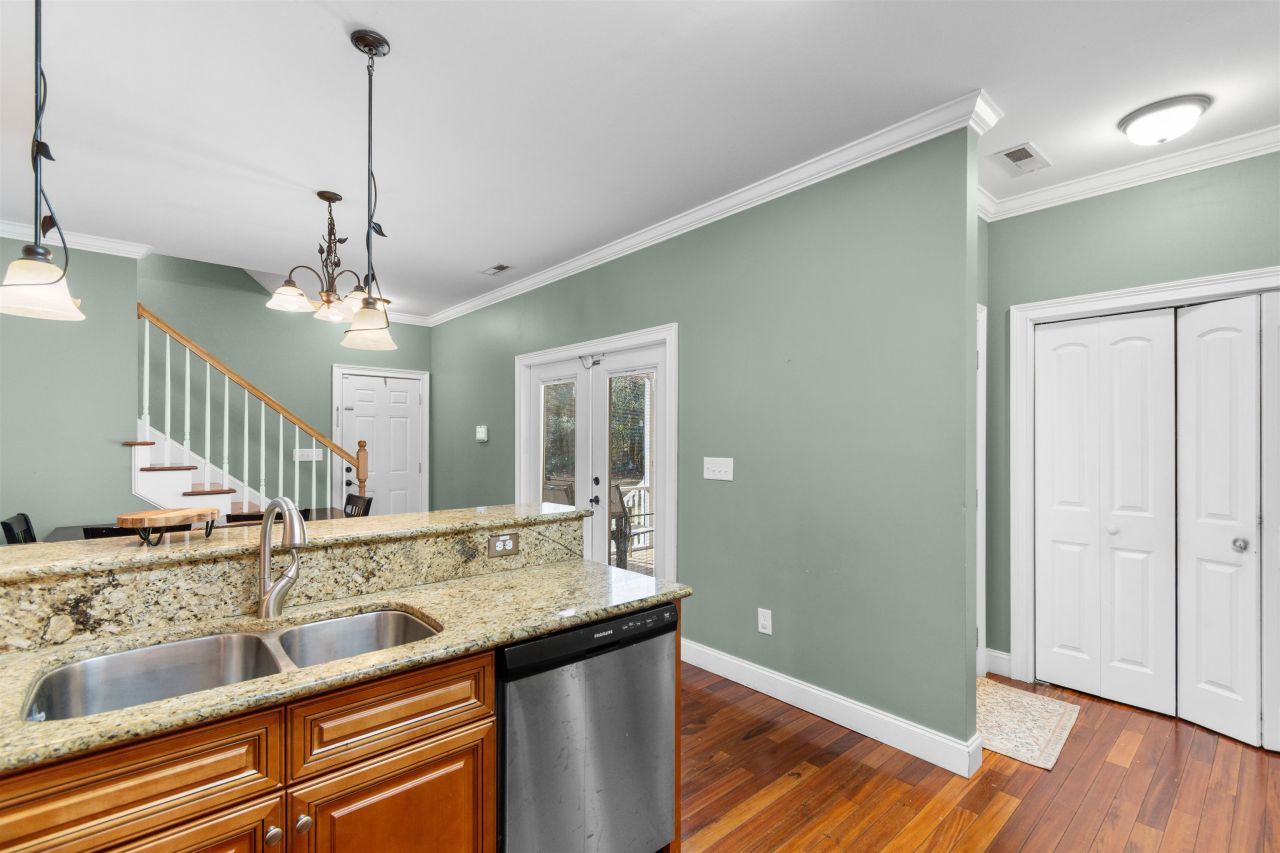 2347 Devine St. Photo 11