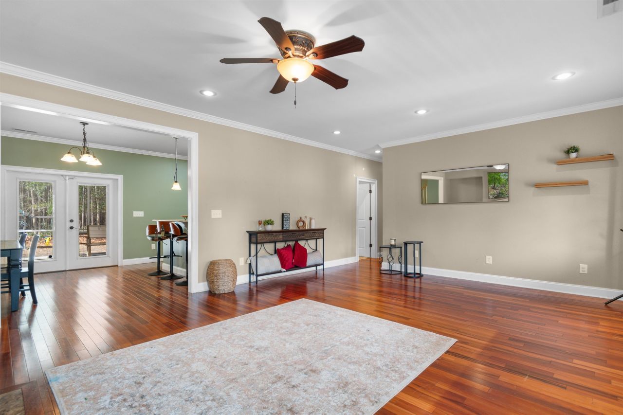 2347 Devine St. Photo 6