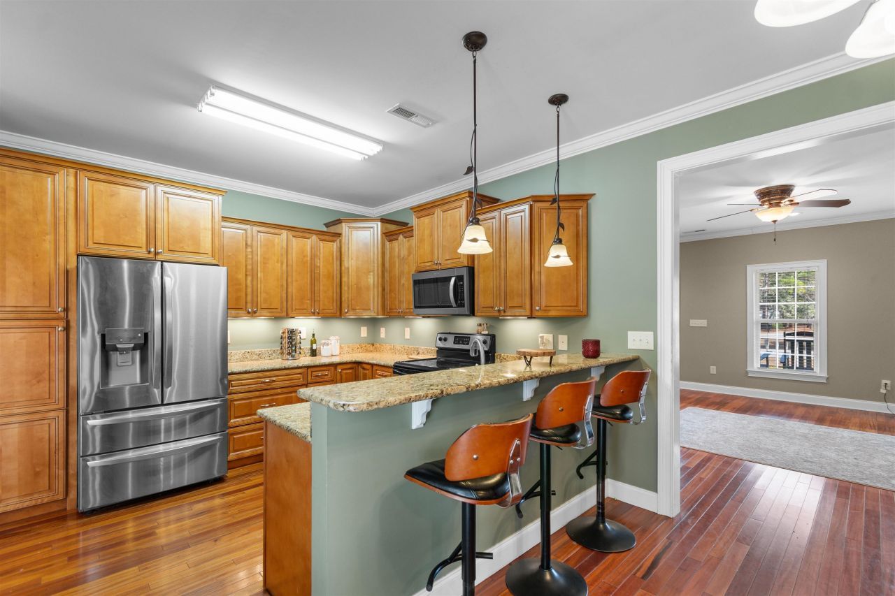 2347 Devine St. Photo 8