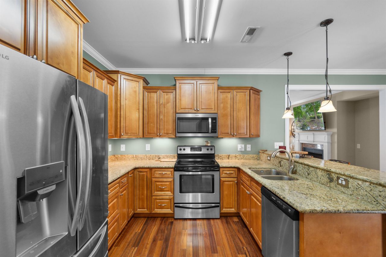 2347 Devine St. Photo 9