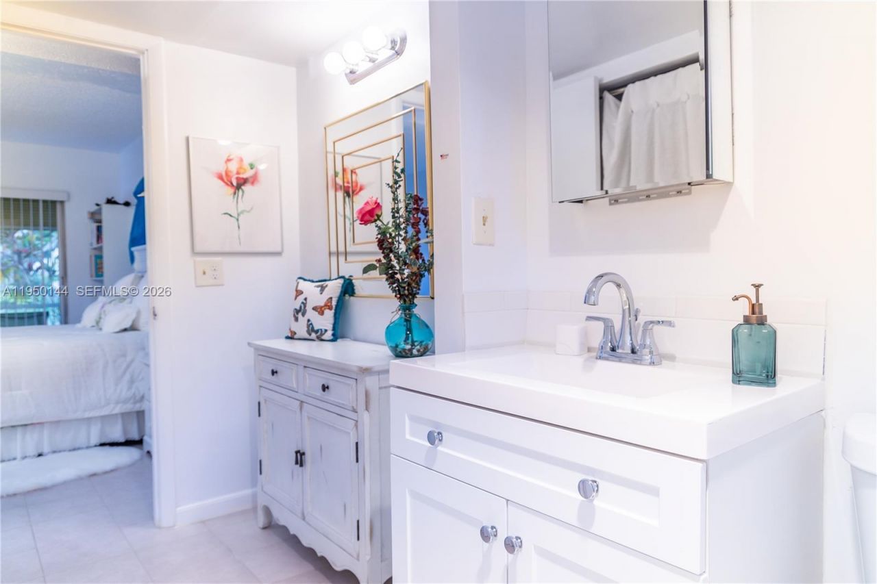 351 Cambridge Rd, Unit 107, Hollywood, FL 33024 Photo