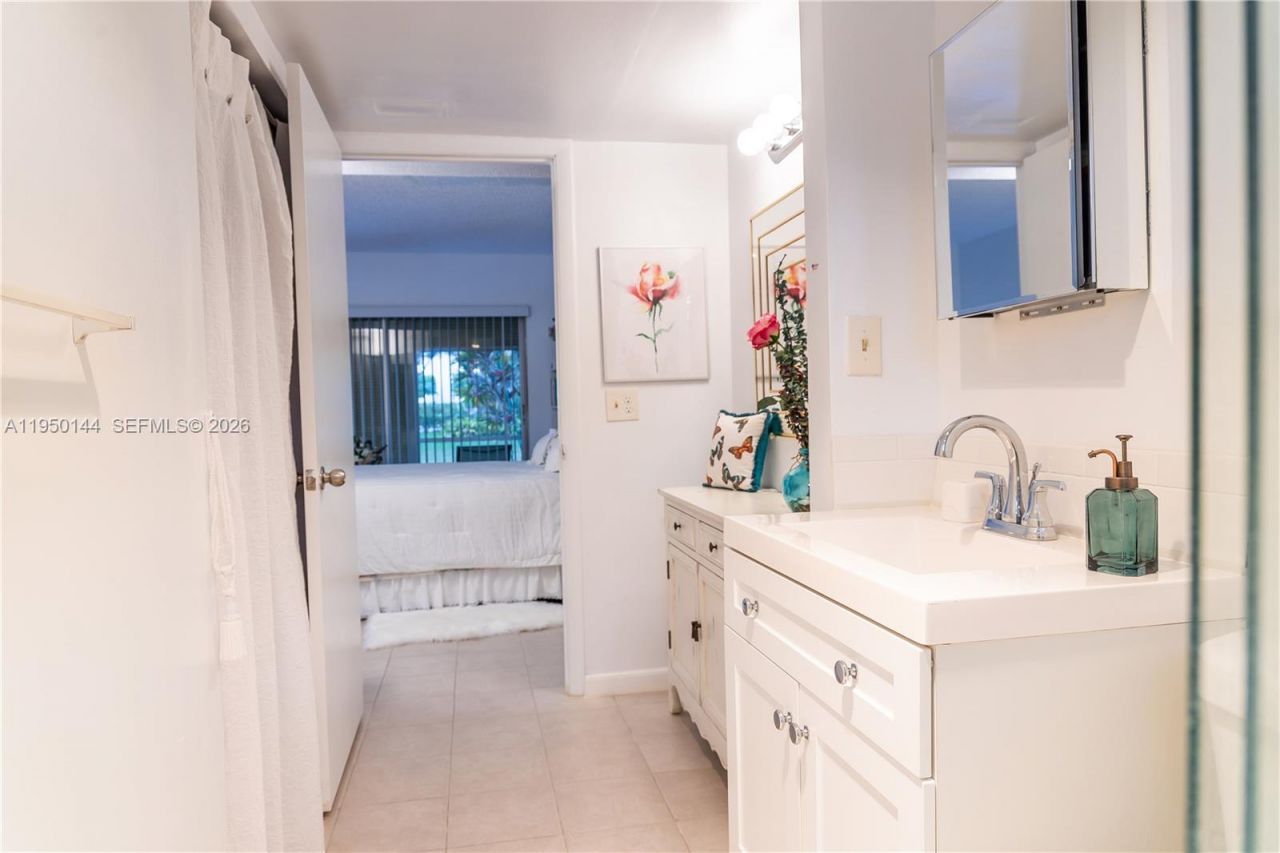 351 Cambridge Rd, Unit 107, Hollywood, FL 33024 Photo