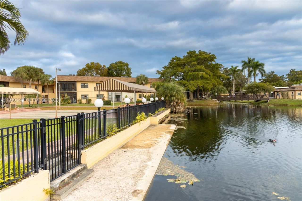 351 Cambridge Rd, Unit 107, Hollywood, FL 33024 Photo