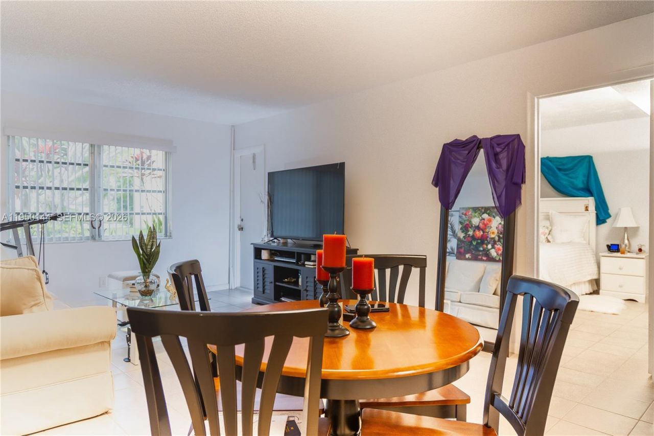 351 Cambridge Rd, Unit 107, Hollywood, FL 33024 Photo