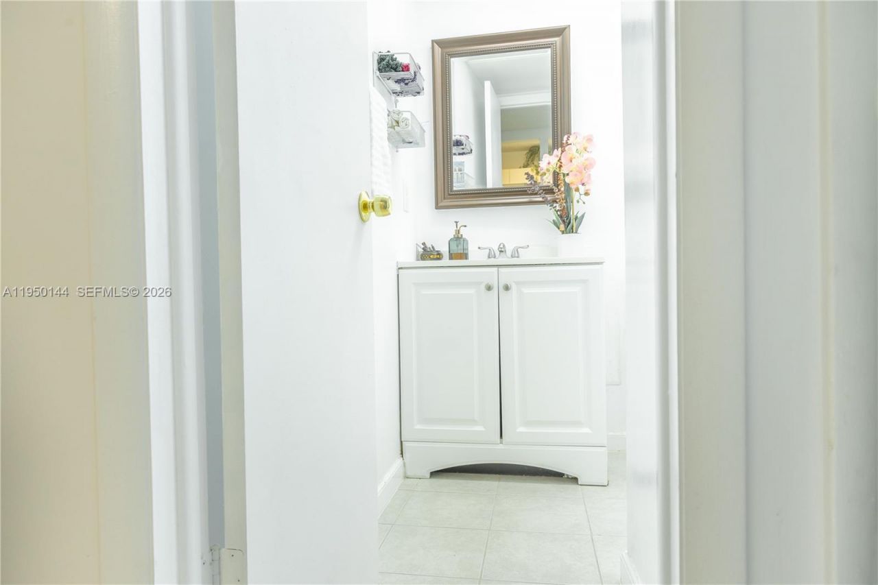 351 Cambridge Rd, Unit 107, Hollywood, FL 33024 Photo