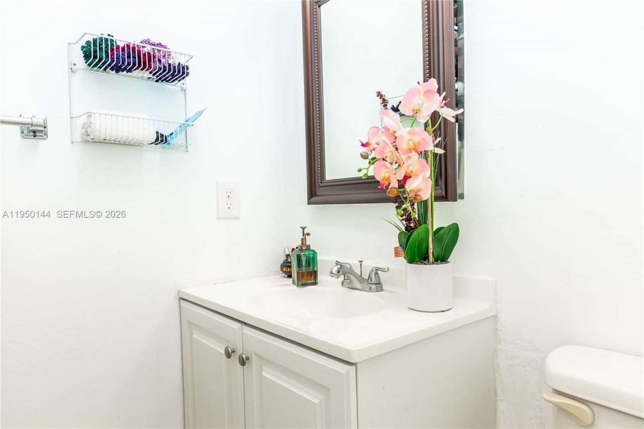 351 Cambridge Rd, Unit 107, Hollywood, FL 33024 Photo