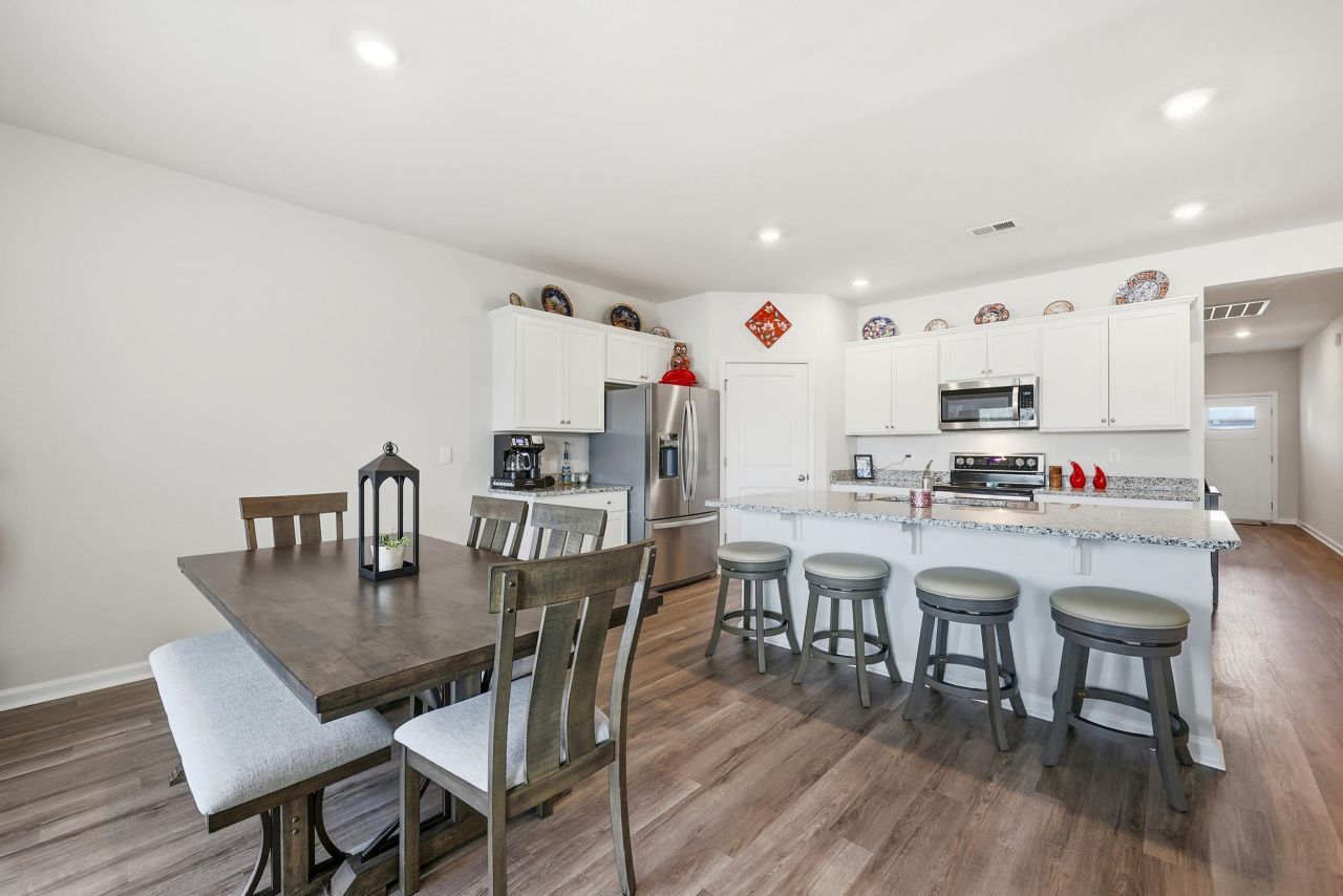 2521 Revolutionary Way Photo 11