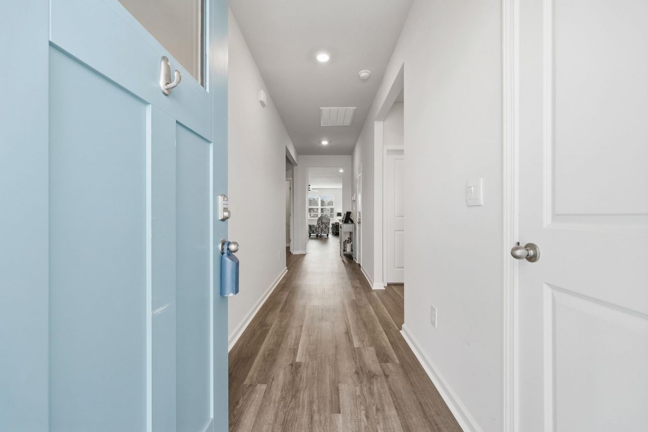 2521 Revolutionary Way Photo 6