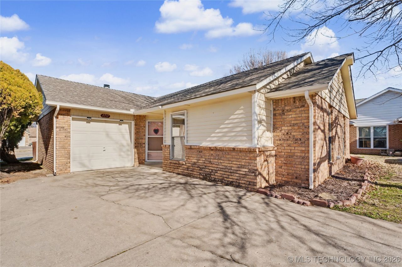 2717 S Narcissus Place, Broken Arrow, OK 74012 Main Photo