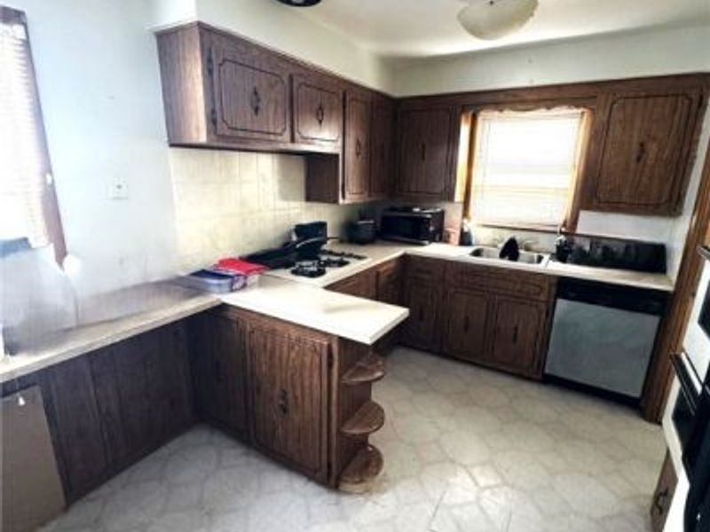 9717 David Road, Cleveland, OH 44125 Photo 8