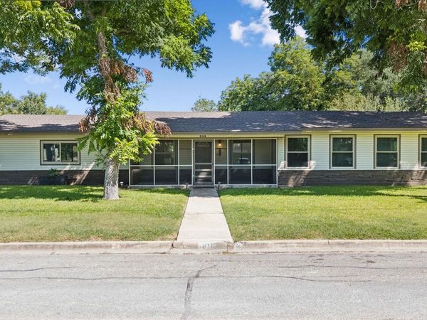 811 Nixon ST, Lockhart, TX 78644