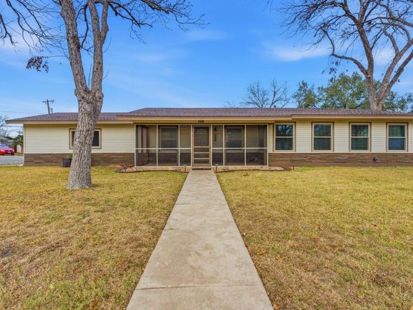 811 Nixon ST, Lockhart, TX 78644