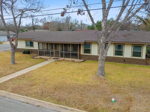 811 Nixon ST, Lockhart, TX 78644