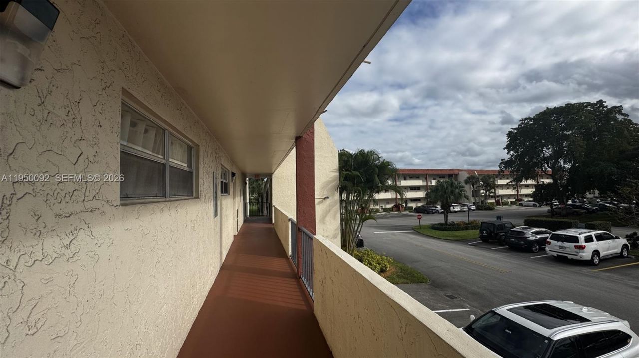 9423 S Hollybrook Lake Dr, Unit 203, Pembroke Pines, FL 33025 Photo