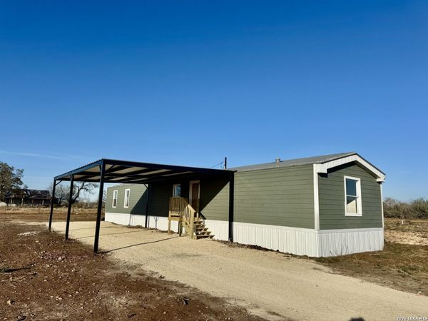 2811 County Road 467, Devine, TX 78016