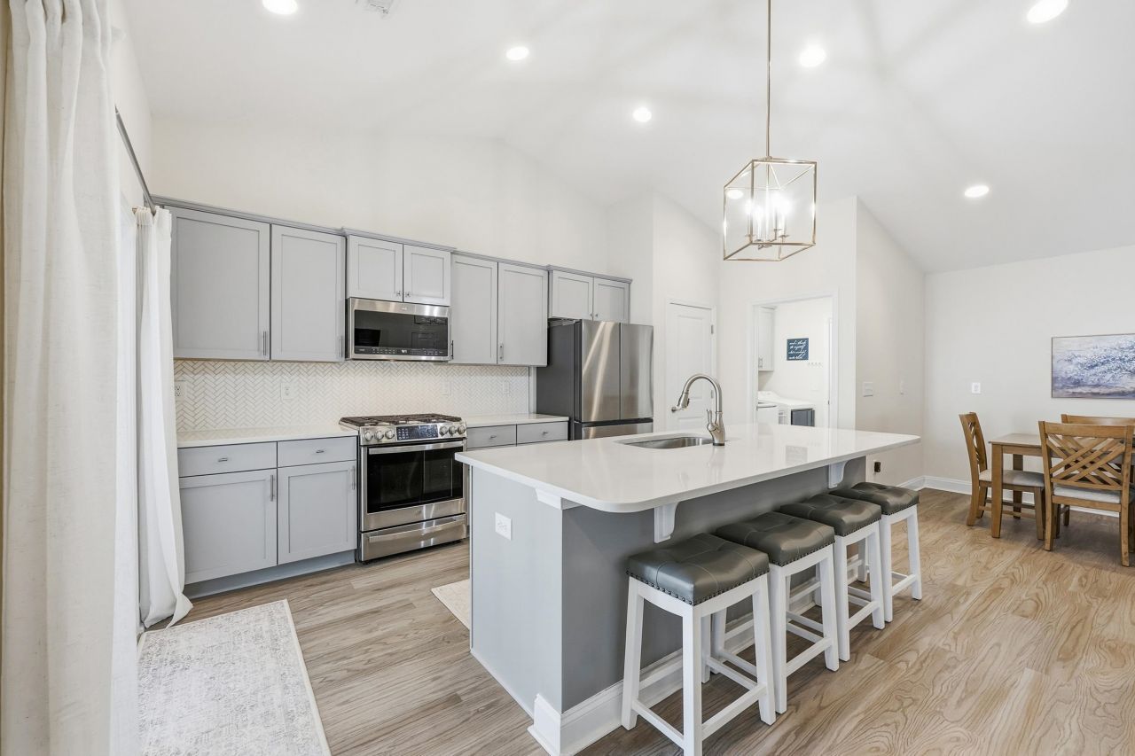 3835 Park Pointe Ave. Photo 10