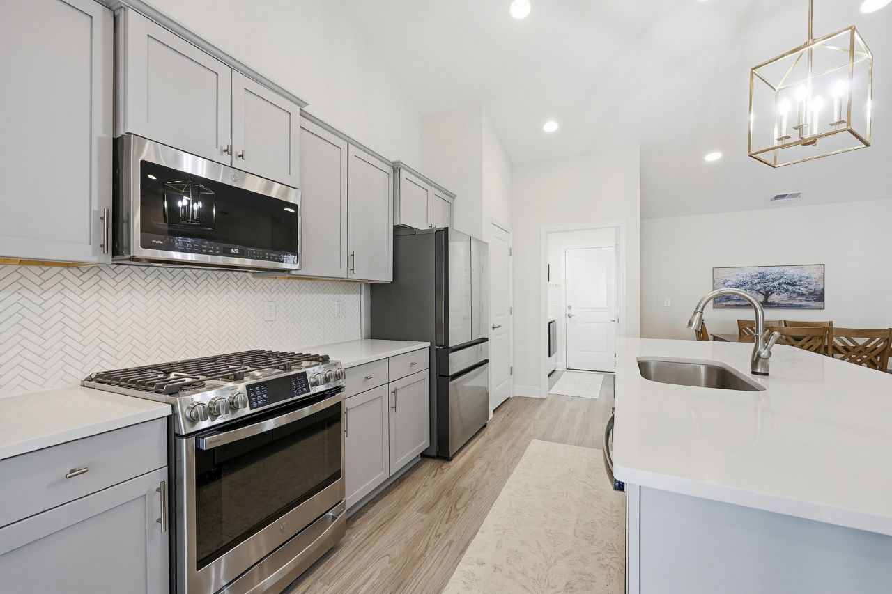 3835 Park Pointe Ave. Photo 4