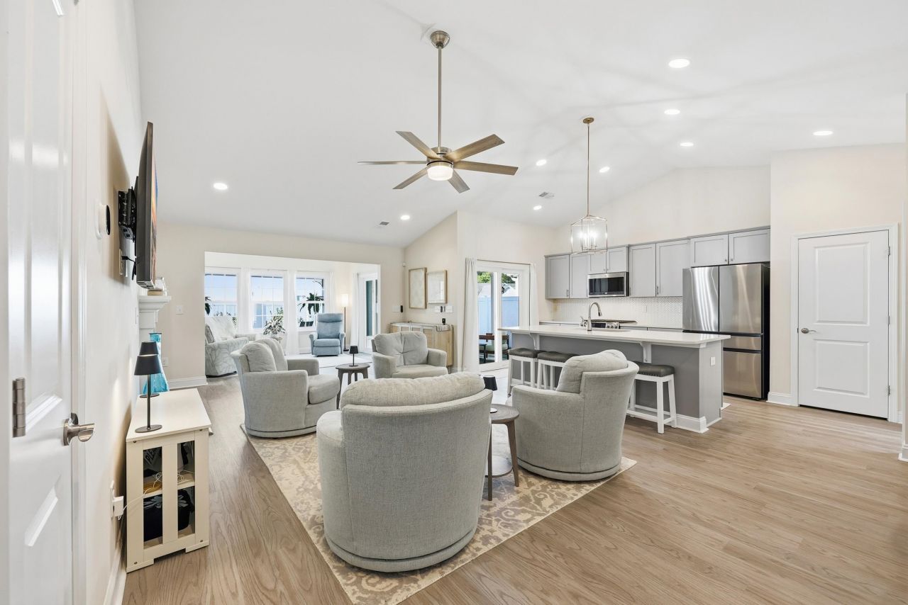 3835 Park Pointe Ave. Photo 7