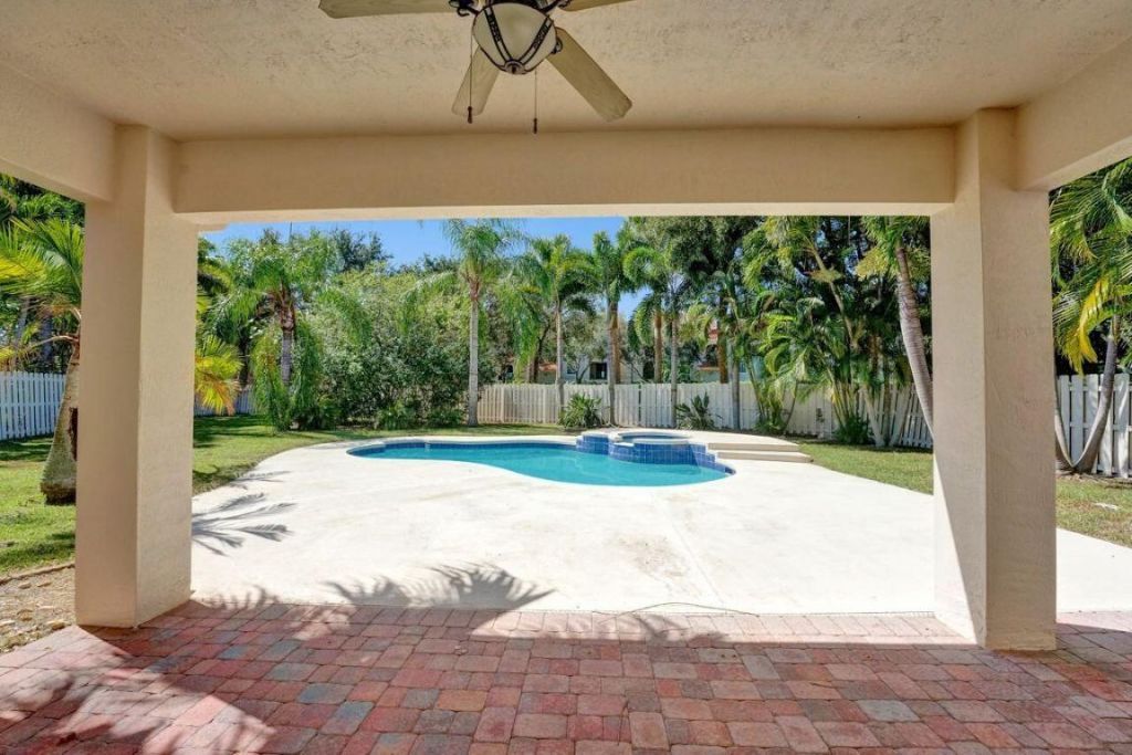 5302 Victoria Circle, West Palm Beach, FL 33409 Photo