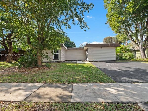 8001 NW 68th Ter, Tamarac, FL 33321