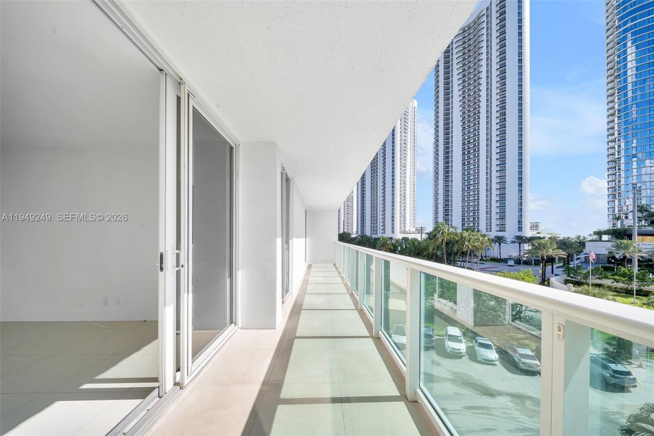 100 Bayview Dr , Unit 408, Sunny Isles Beach, FL 33160 Photo