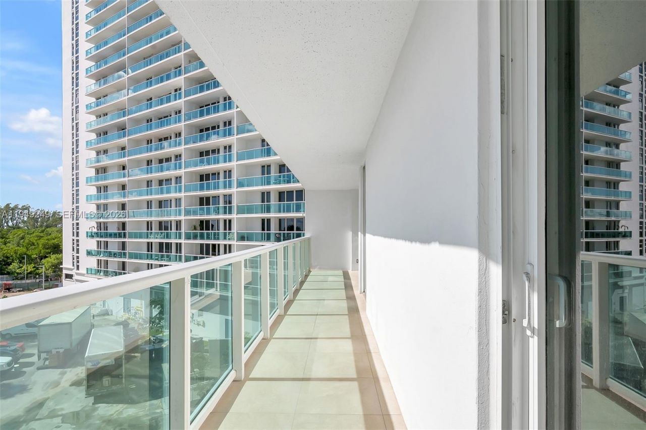 100 Bayview Dr , Unit 408, Sunny Isles Beach, FL 33160 Photo