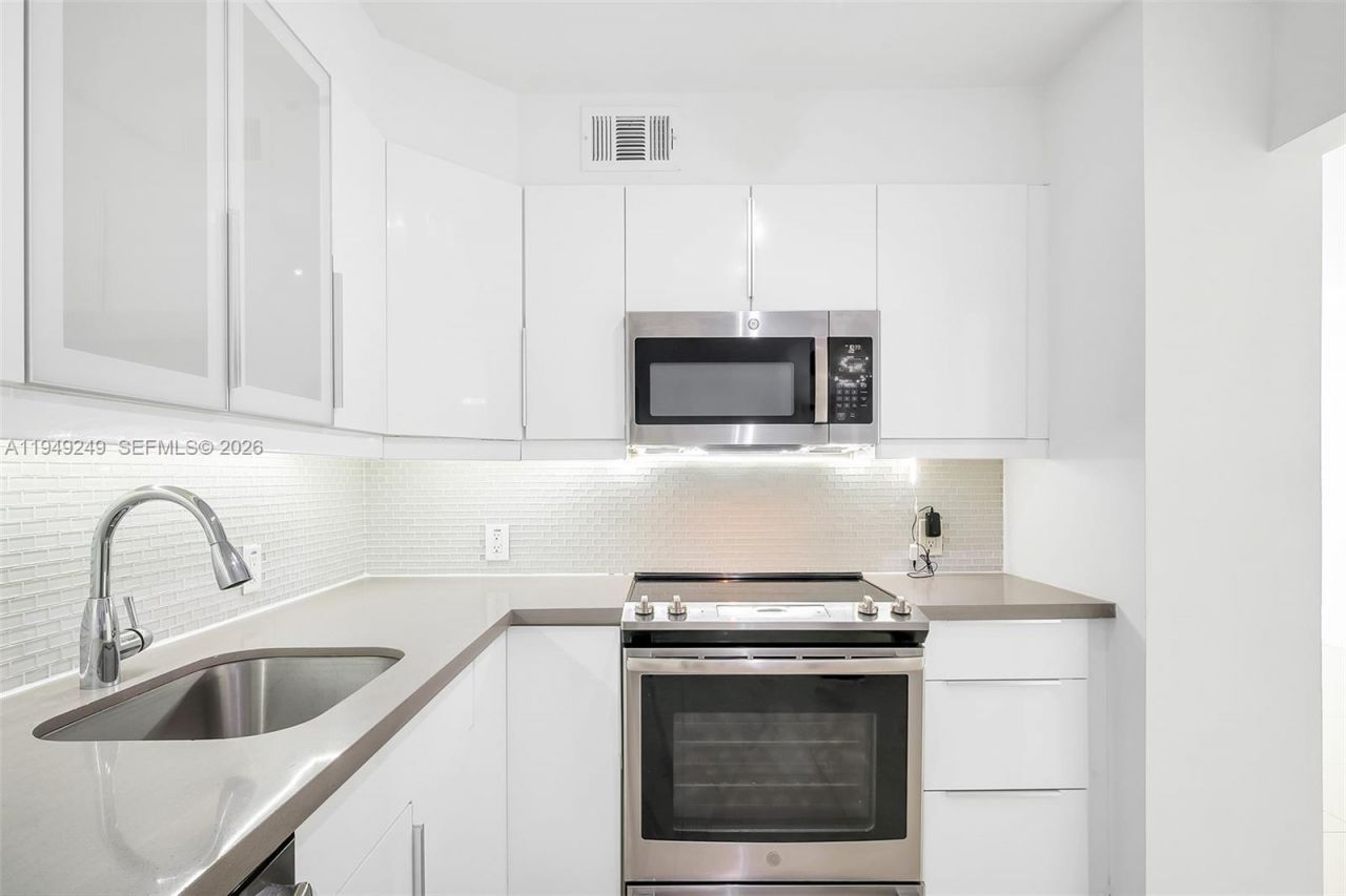 100 Bayview Dr , Unit 408, Sunny Isles Beach, FL 33160 Photo