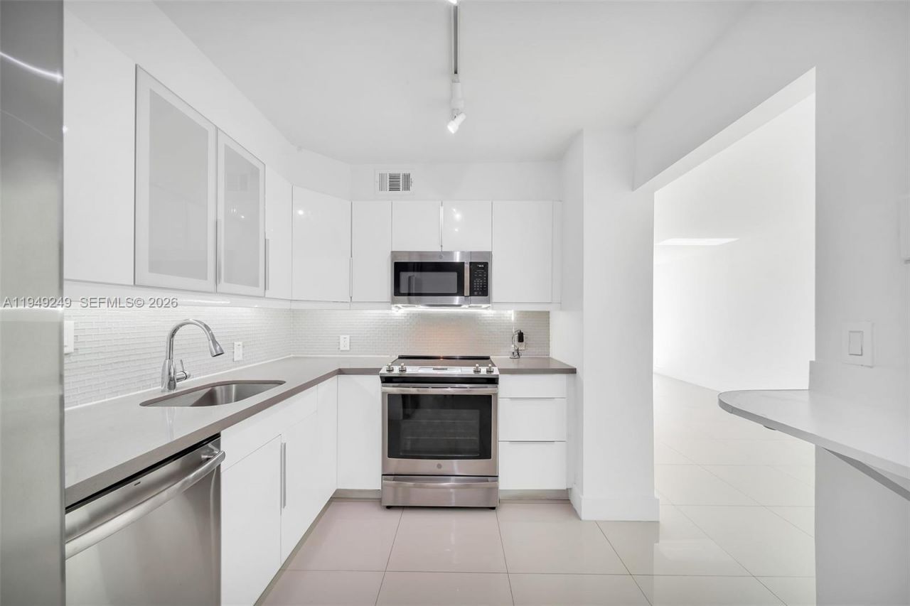 100 Bayview Dr , Unit 408, Sunny Isles Beach, FL 33160 Photo