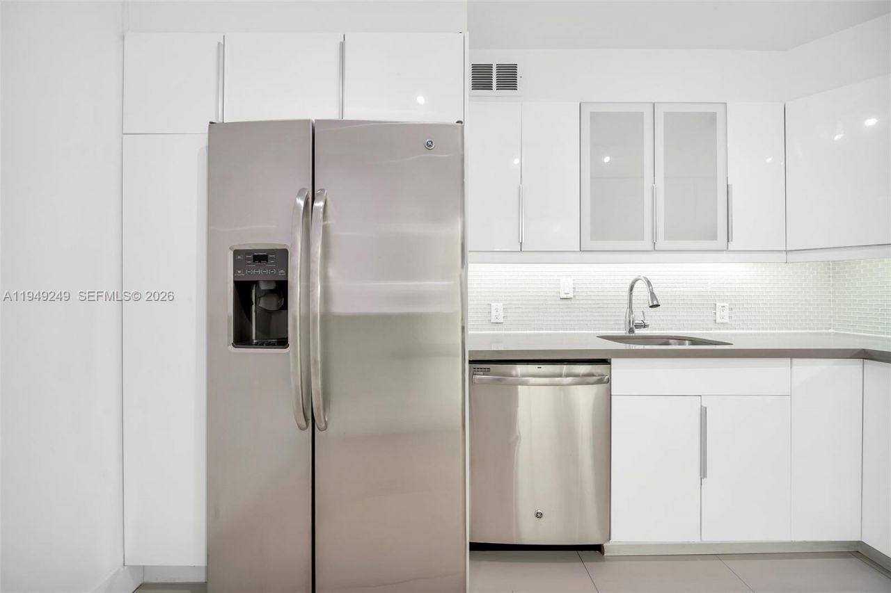 100 Bayview Dr , Unit 408, Sunny Isles Beach, FL 33160 Photo