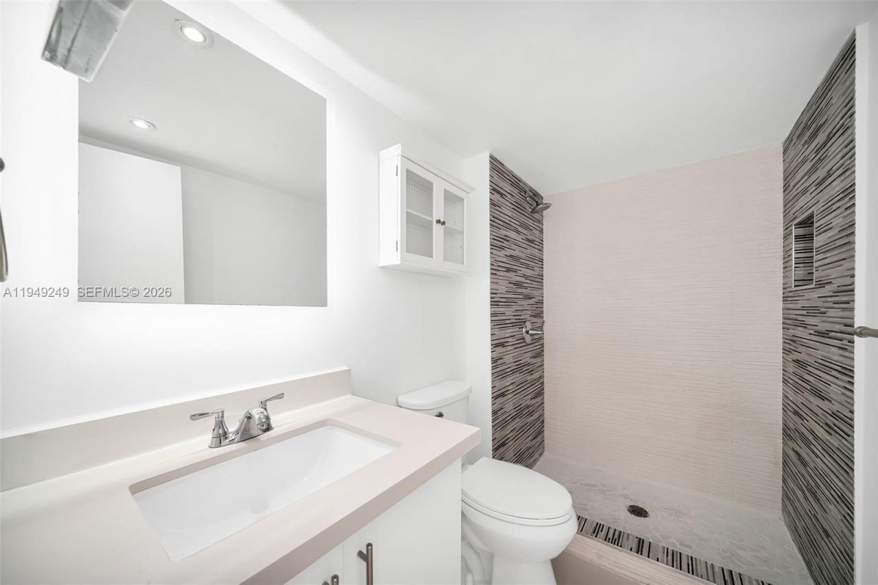 100 Bayview Dr , Unit 408, Sunny Isles Beach, FL 33160 Photo