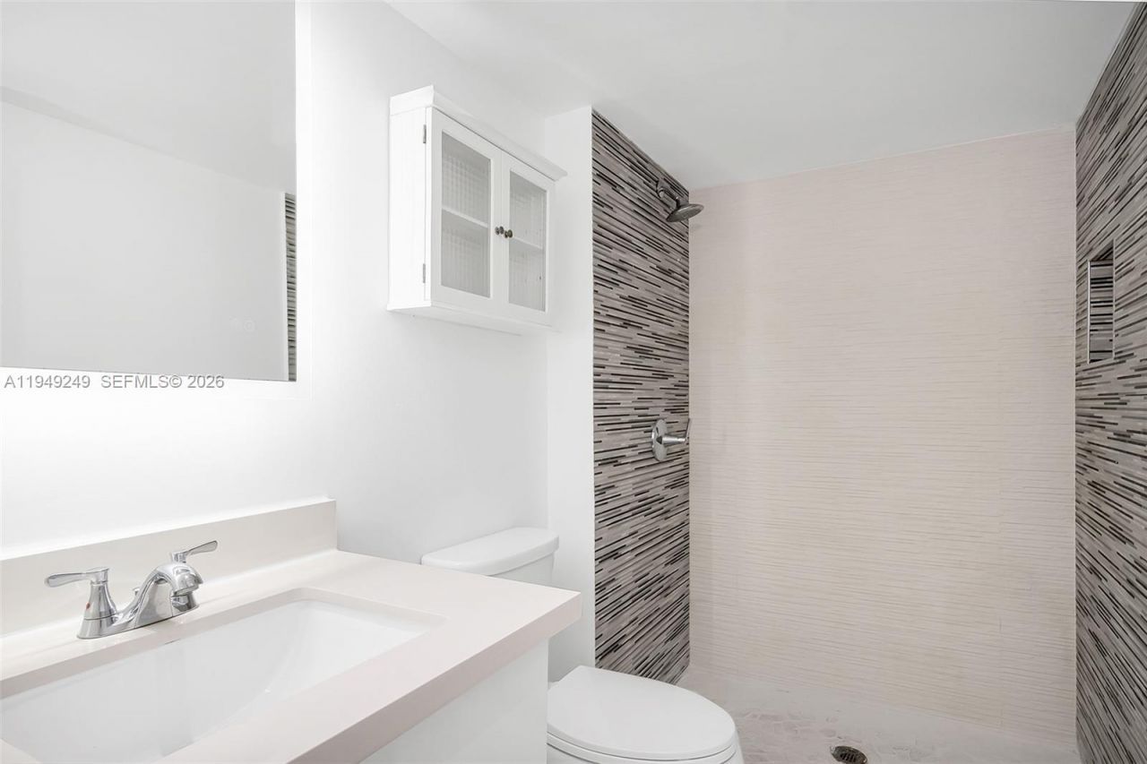 100 Bayview Dr , Unit 408, Sunny Isles Beach, FL 33160 Photo