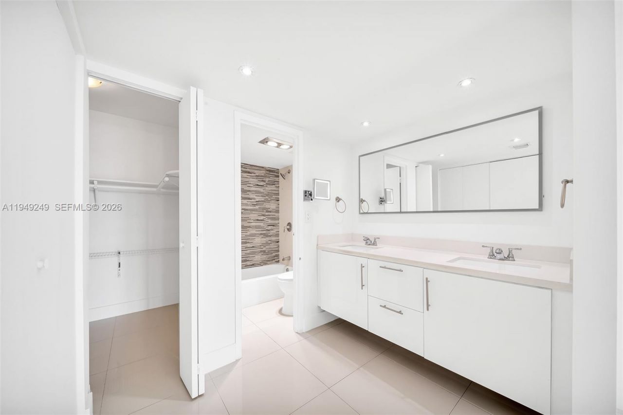 100 Bayview Dr , Unit 408, Sunny Isles Beach, FL 33160 Photo