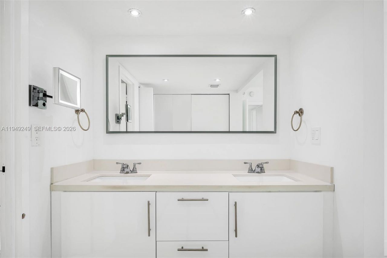 100 Bayview Dr , Unit 408, Sunny Isles Beach, FL 33160 Photo