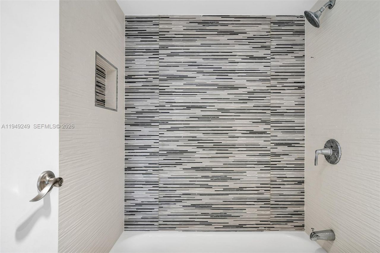 100 Bayview Dr , Unit 408, Sunny Isles Beach, FL 33160 Photo