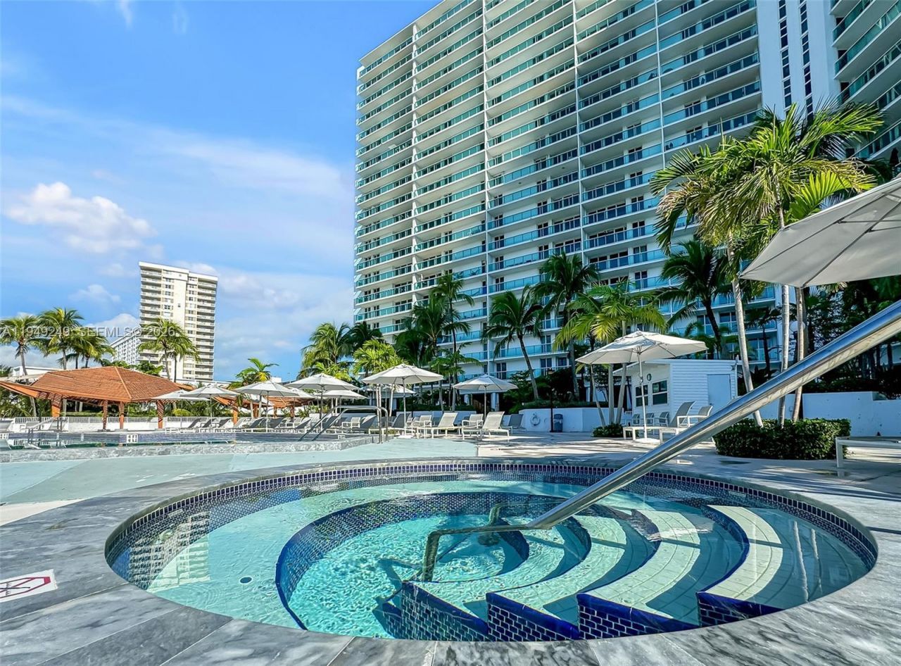 100 Bayview Dr , Unit 408, Sunny Isles Beach, FL 33160 Photo