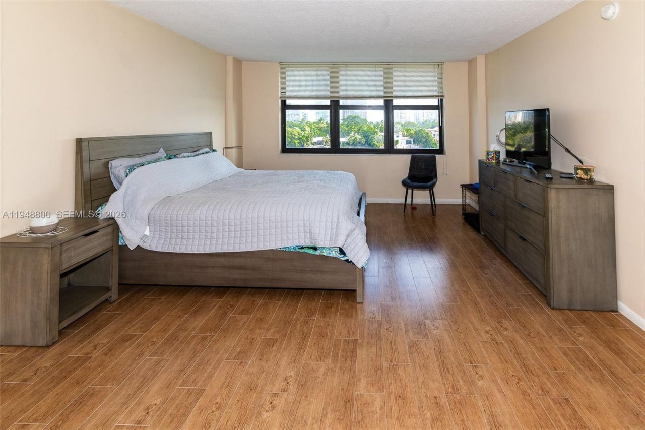 10101 E Bay Harbor Dr, Unit 504, Bay Harbor Islands, FL 33154 Photo