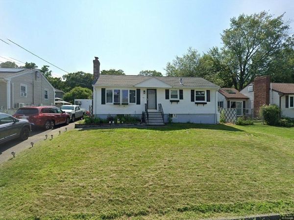 9 Oakland Rd, Lawrence, MA 01843