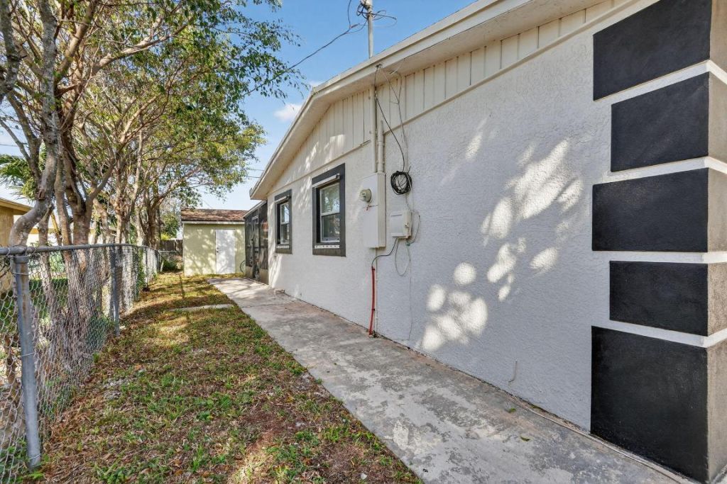 926 S 13th Avenue S, Lake Worth Beach, FL 33460 Photo
