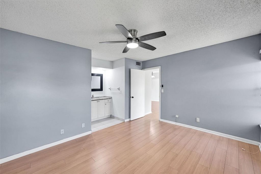 906 Twin Lakes Drive, Unit 8-J, Coral Springs, FL 33071 Photo