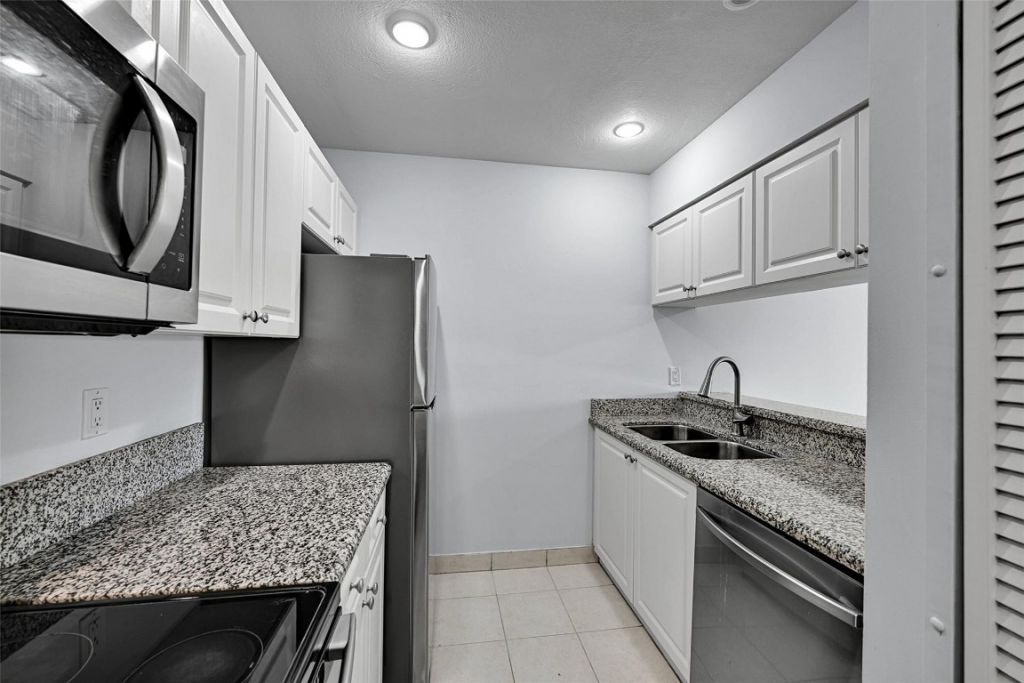 906 Twin Lakes Drive, Unit 8-J, Coral Springs, FL 33071 Photo