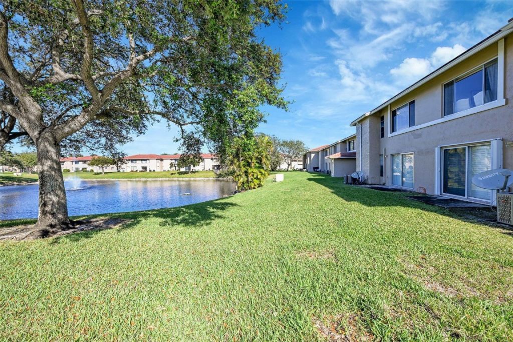 906 Twin Lakes Drive, Unit 8-J, Coral Springs, FL 33071 Photo