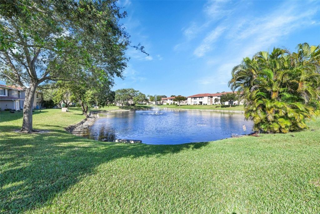 906 Twin Lakes Drive, Unit 8-J, Coral Springs, FL 33071 Photo