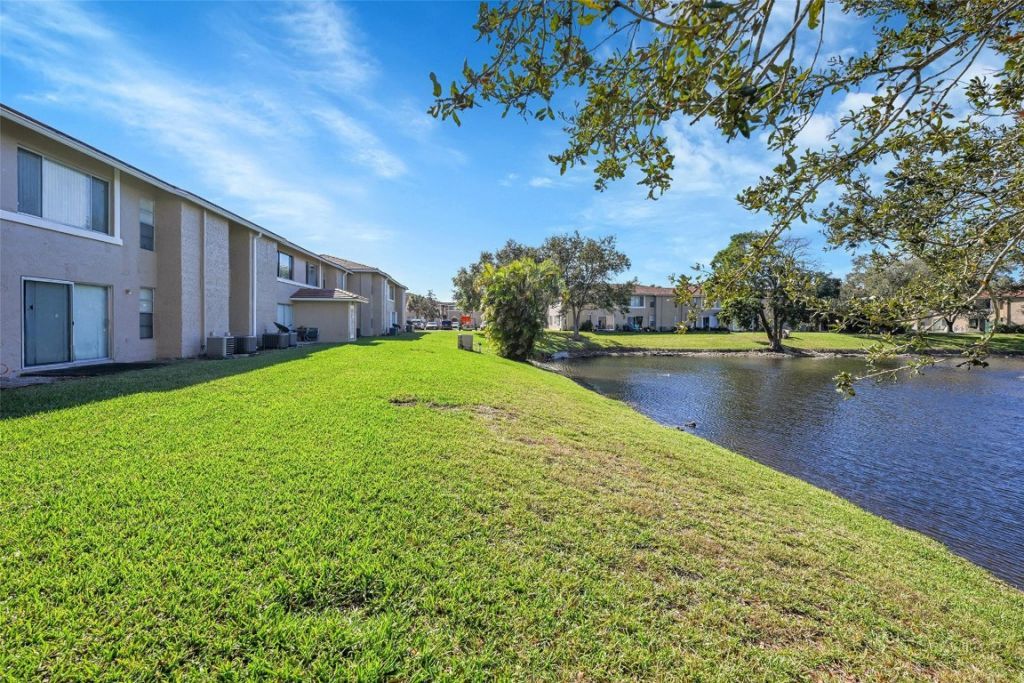 906 Twin Lakes Drive, Unit 8-J, Coral Springs, FL 33071 Photo