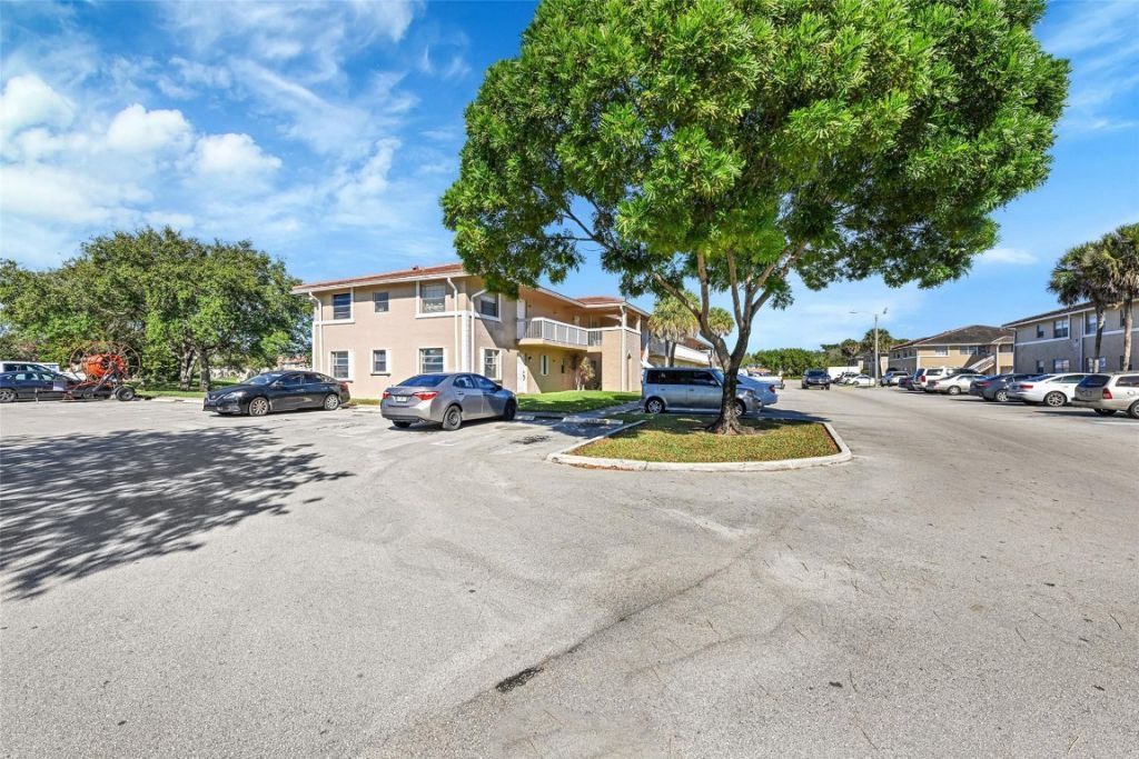 906 Twin Lakes Drive, Unit 8-J, Coral Springs, FL 33071 Photo