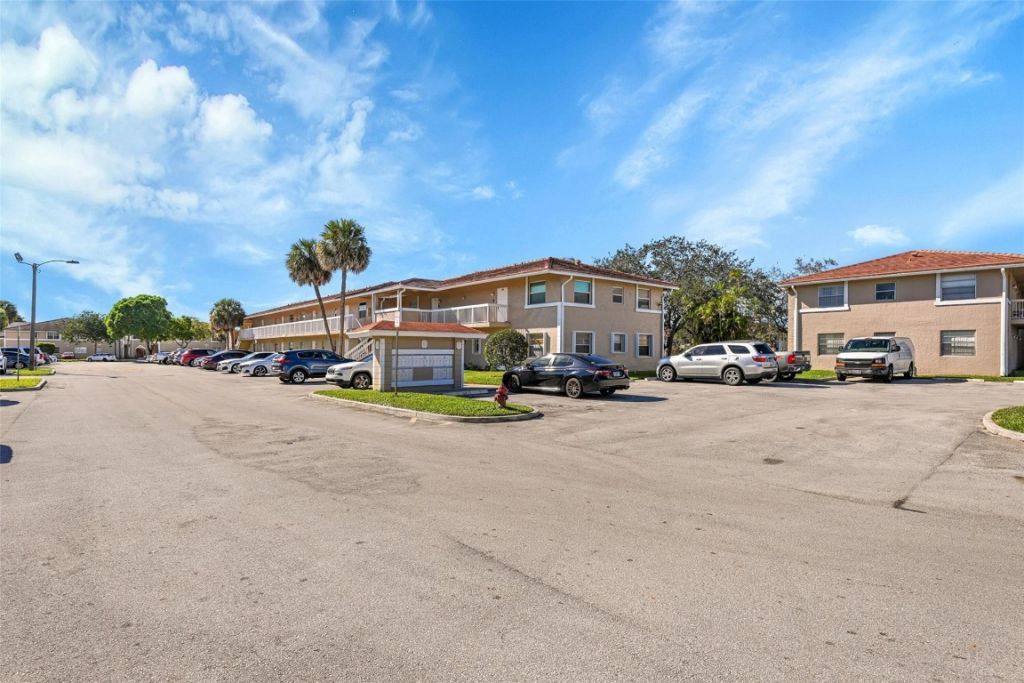 906 Twin Lakes Drive, Unit 8-J, Coral Springs, FL 33071 Photo