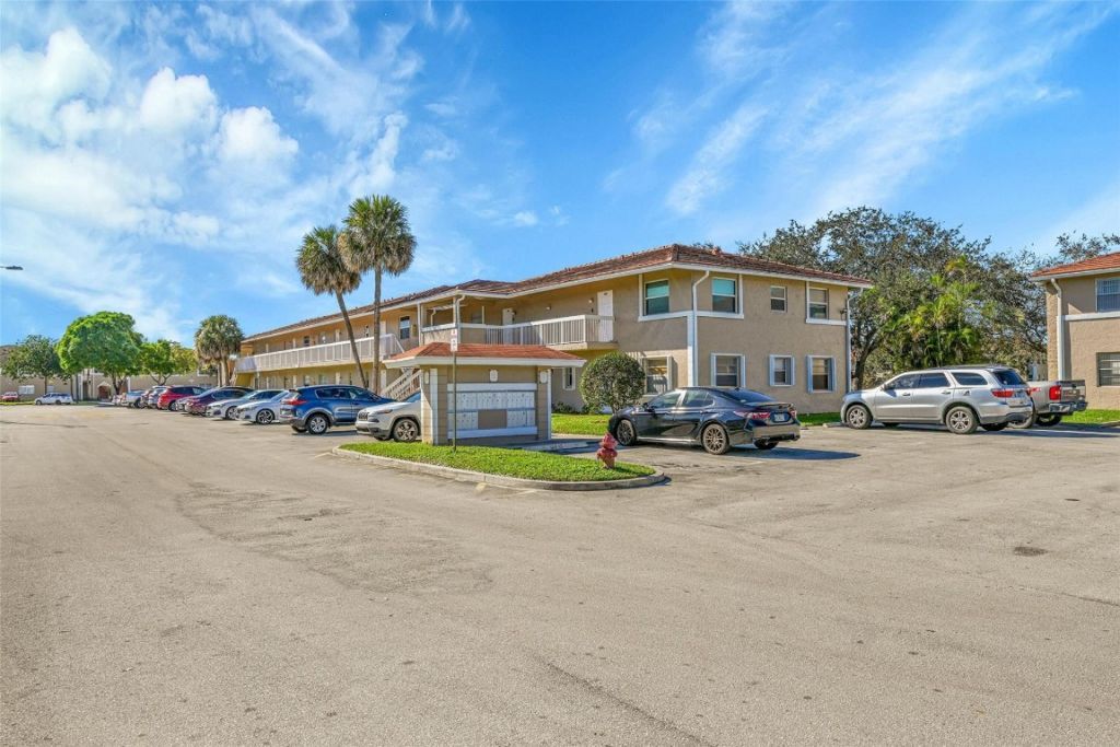 906 Twin Lakes Drive, Unit 8-J, Coral Springs, FL 33071 Photo