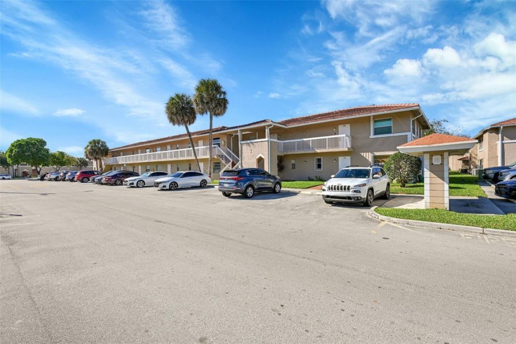 906 Twin Lakes Drive, Unit 8-J, Coral Springs, FL 33071 Photo