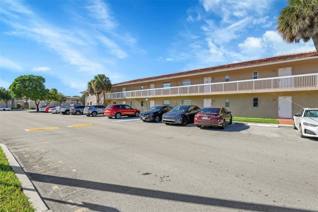 906 Twin Lakes Drive, Unit 8-J, Coral Springs, FL 33071 Photo